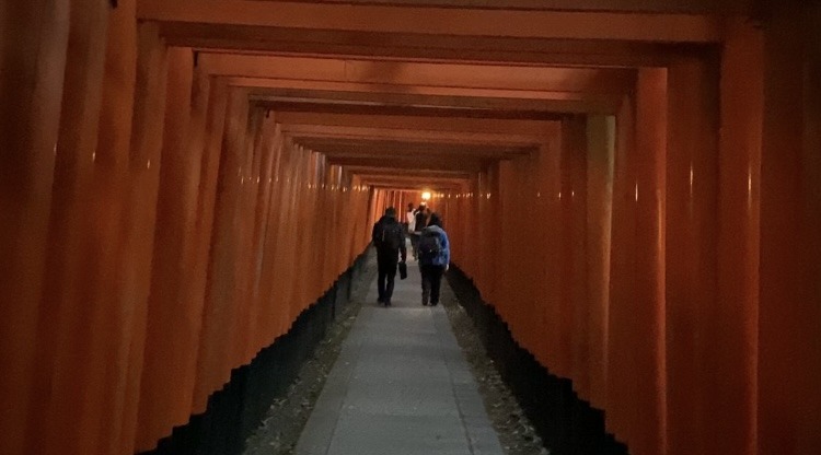 Senbon Torii 1000 Torii Gates In The Evening Tokyo Travel Tips